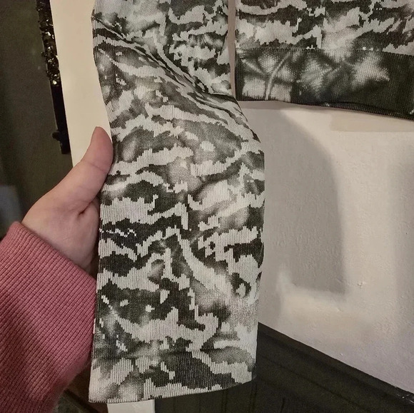 Fabletics Mari Seamless longsleeve crop top tiger tie-dye green/white size Med - Picture 3 of 7